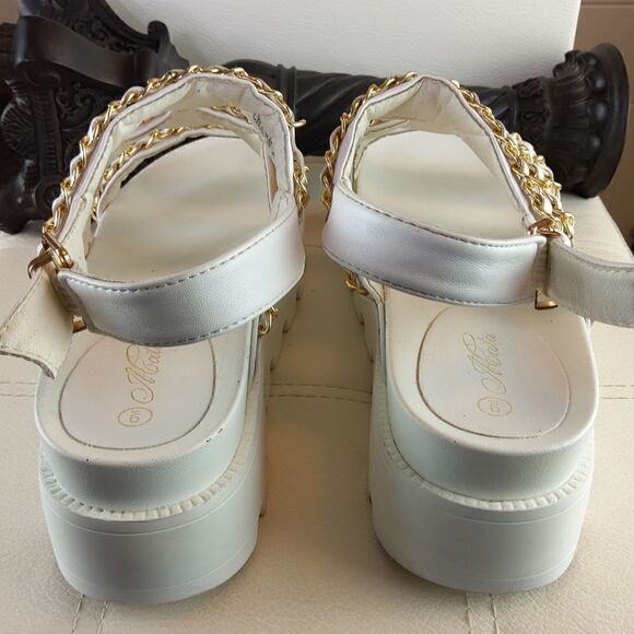 Alata White quilted platform sandals with gold chain - Picture 14 of 16